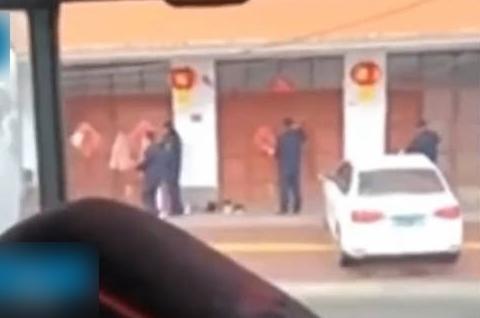 賈男拍攝到城管撕春聯的情況後放上網，結果有不明人士「跨省敲門」。(互聯網)