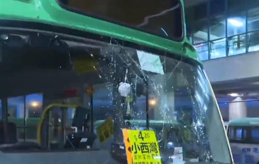 柴灣3專線小巴擋風玻璃被扔石　警列刑毀未有人被捕