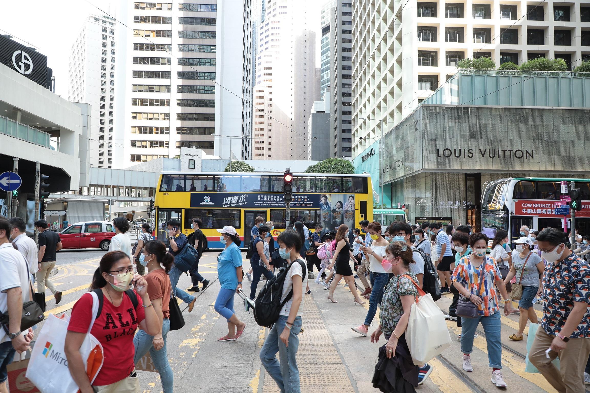 香港去年人口達733萬，下跌0.9%，淨移出6萬人。(資料圖片)