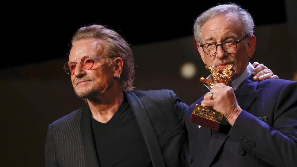 柏林影展｜史提芬史匹堡獲頒終身成就獎 U2主音Bono驚喜現身