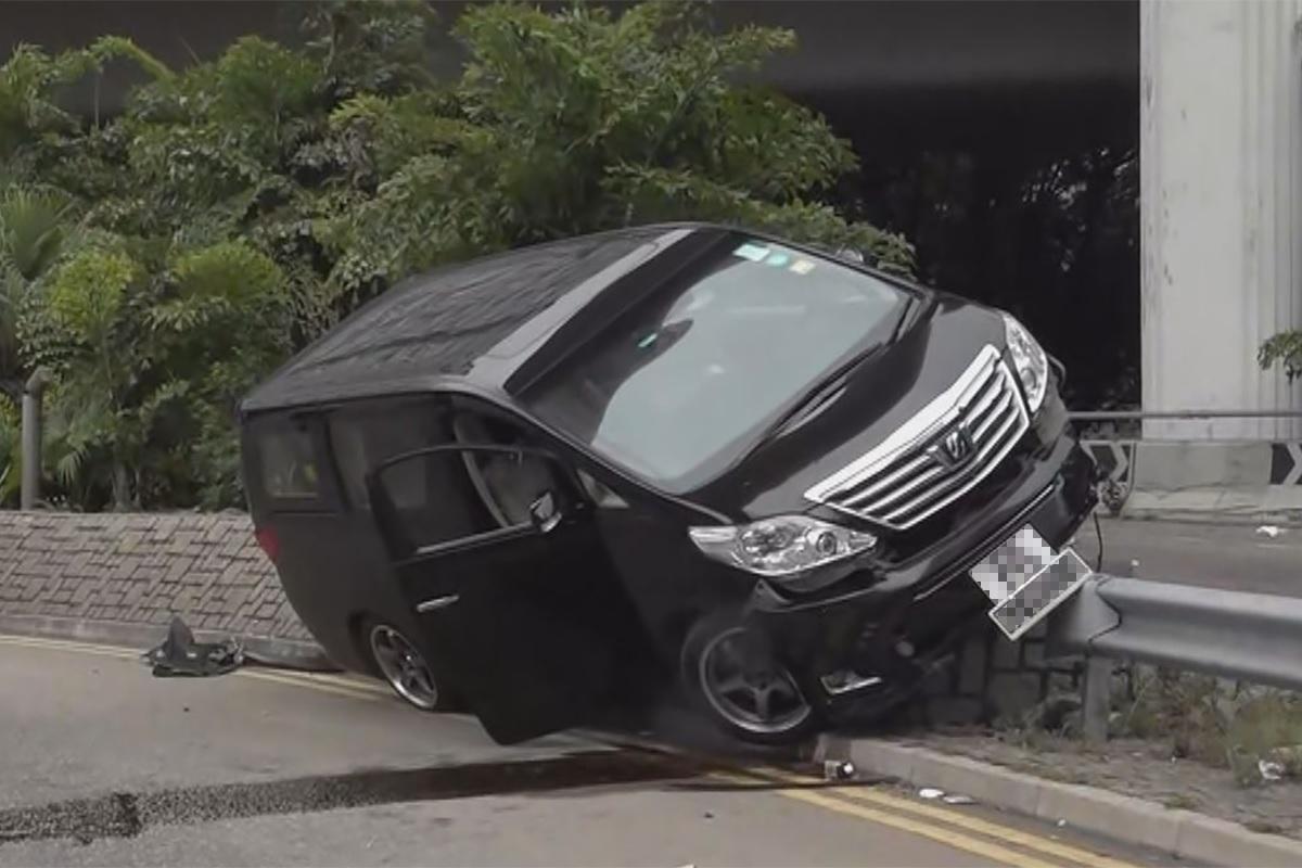 紅磡有七人車失事炒壆。(電視截圖)