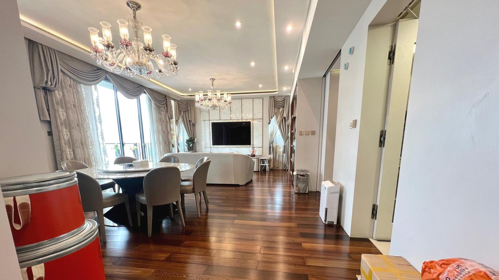 大廳呈長方形開則，外接大露台，空間十分寬敞。