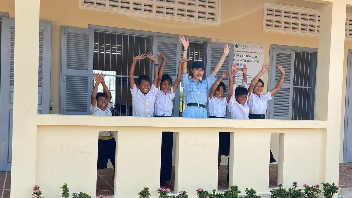 鄧麗欣柬埔寨慈善探訪拍成特輯 為當地人獻唱《心急人上》