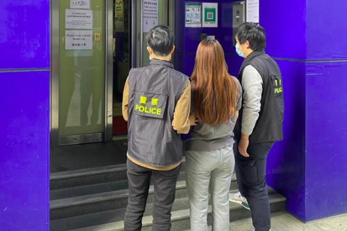 警方去年12月拘捕潛逃數日的賣淫集團女主腦。(資料圖片／警方提供)