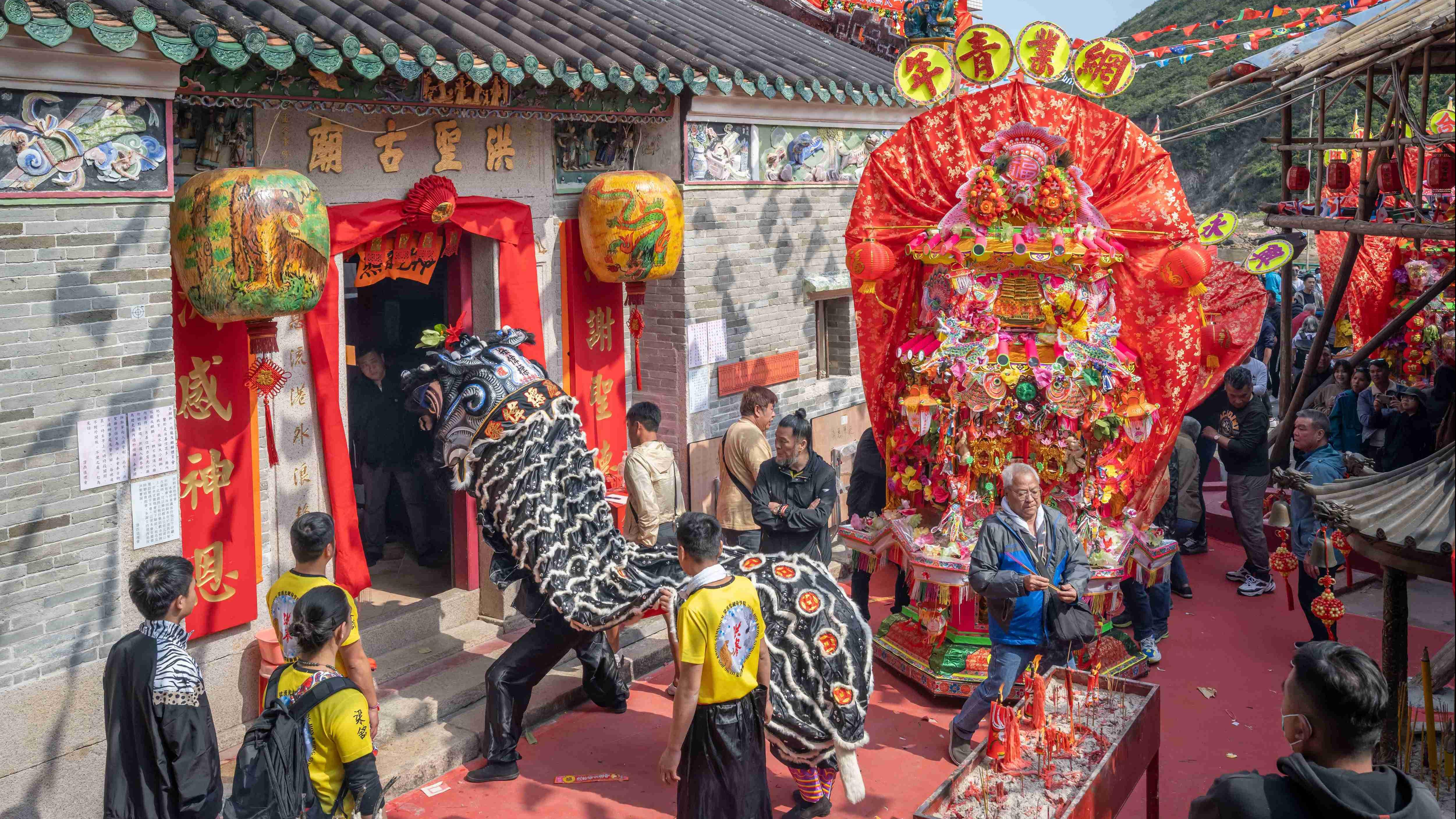 祝祺洪聖誕的各團體抽到花炮後，到廟前酬謝神恩。