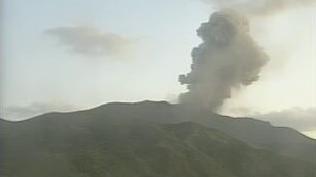 氣象當局周日早上拍得諏訪之瀨島火山噴發。(互聯網)