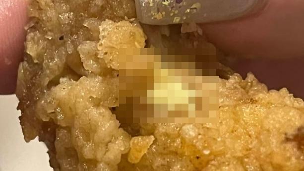 新西蘭女食炸雞驚見白色一堆烏蠅卵，KFC咁回應。(Twitter)