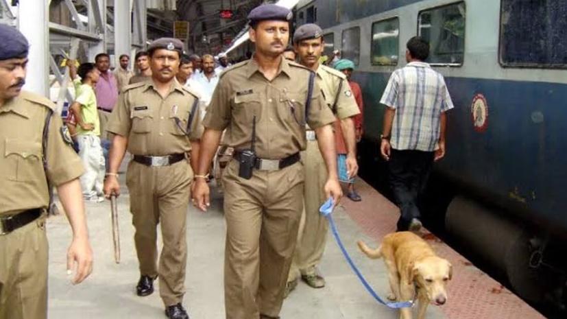 印度火車站月台螢幕突播3分鐘A片，要警衞介入才停。(網上圖片)