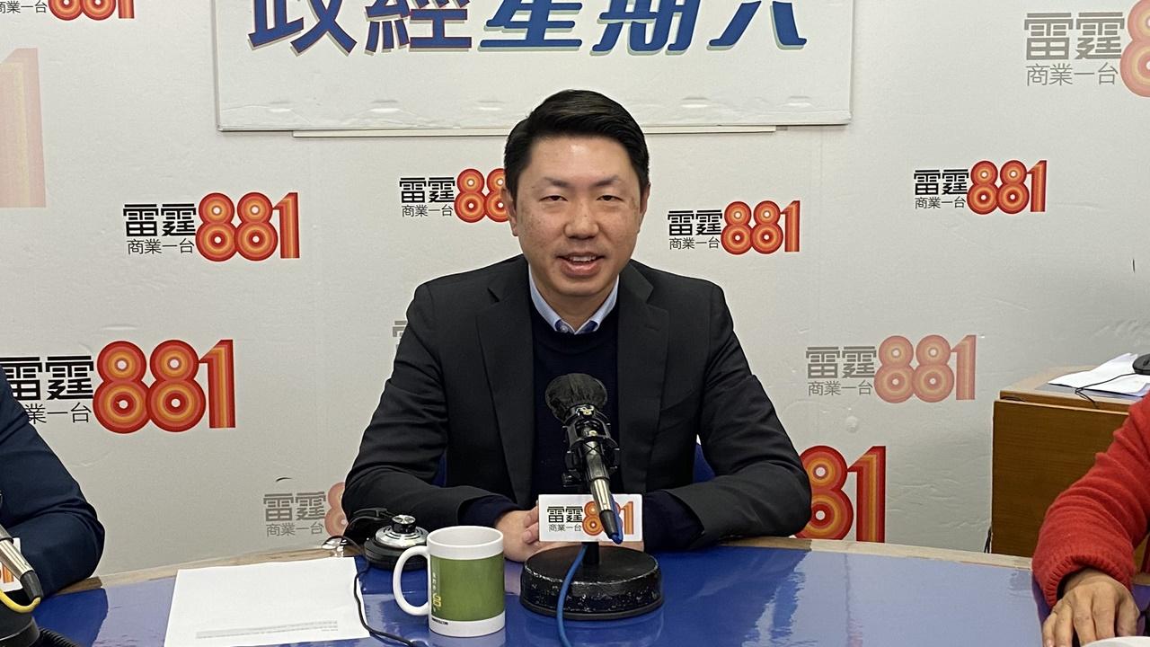 孔繁毅不建議校內戴口罩，倡高危人士每半年接種加強劑。(商台)