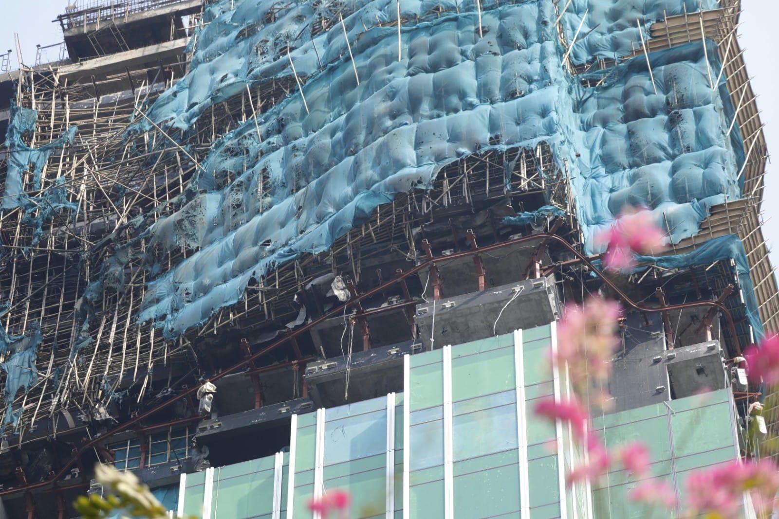 尖沙咀四級大火現場早上再冒煙，消防架起雲梯撲熄。(資料圖片)