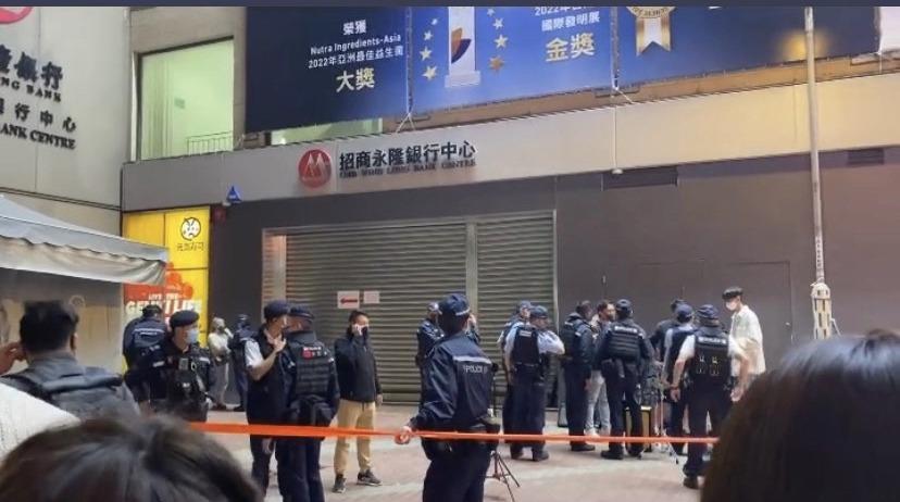 4名男子未獲許可於街頭表演獲發傳票，1人涉罵警行為不檢被捕。(網上圖片)