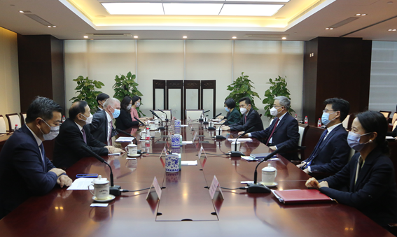 銀保監主席郭樹清會見滙豐CEO祈耀年，歡迎滙豐擴大在華投資。(中國銀保監)