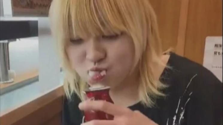 21歲青年因為模仿在藏壽司飲豉油，結果被警方拘捕。(影片截圖)