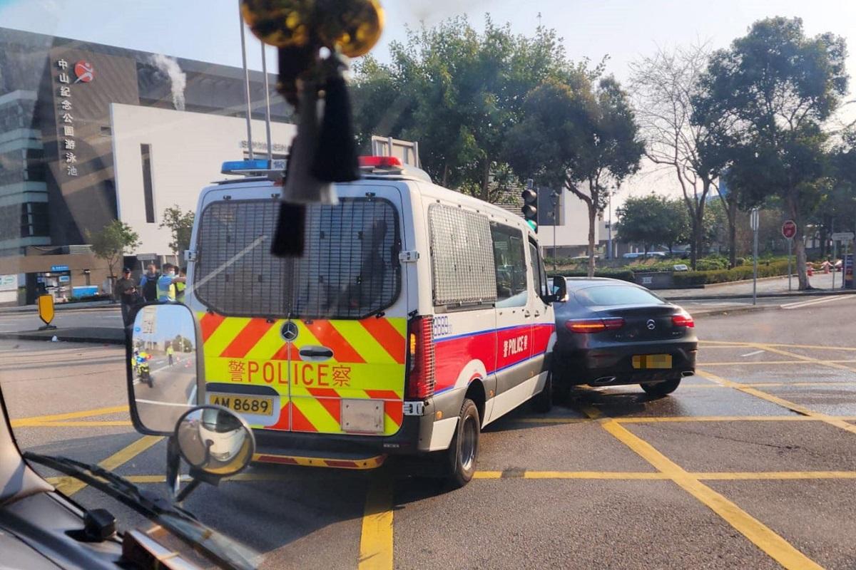 西營盤有警車與私家車相撞。(網上圖片)