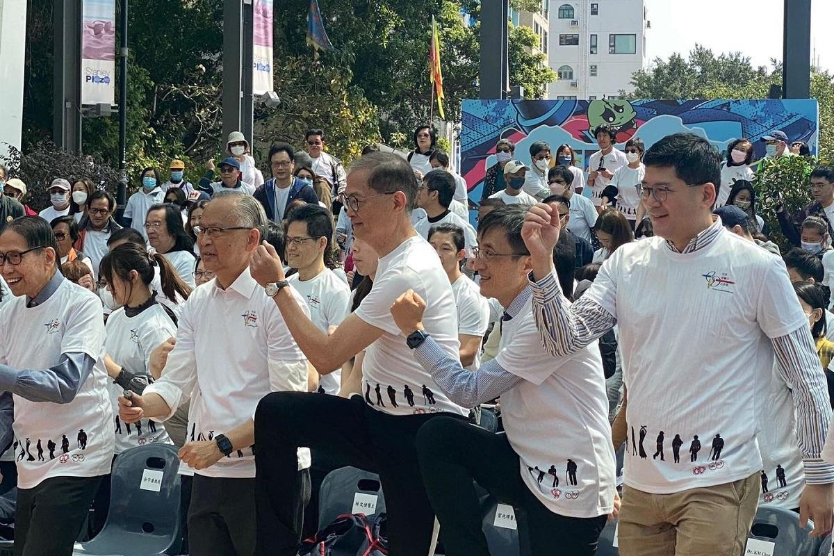 盧寵茂(前排右三)表示，市民應改變生活習慣預防腎病等慢性疾病；前排右一為高拔陞。(醫務衞生局FB)