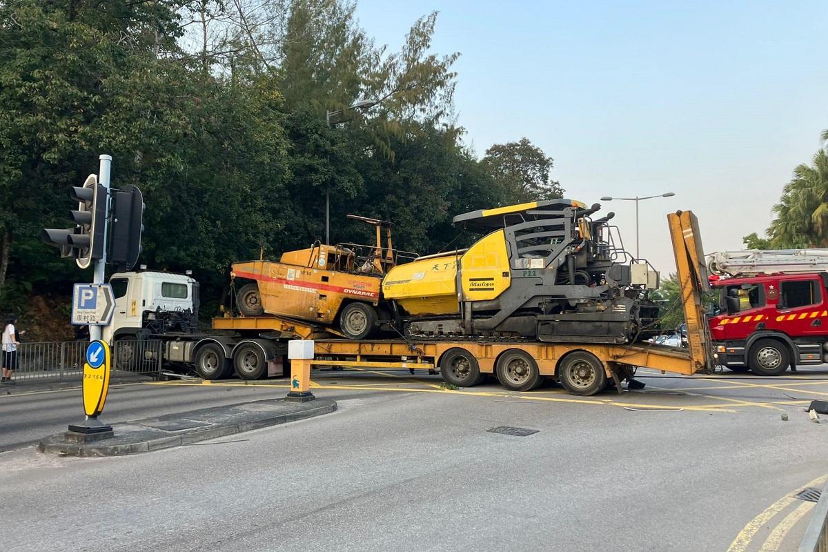 西貢公路有重型貨車失事，橫亘西貢公路與康健路交界。(網上圖片)