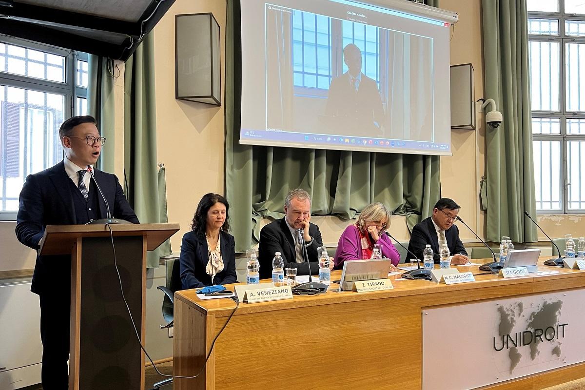 張國鈞(左一)在研討會發表演說。(政府新聞處)