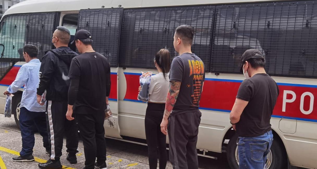 警方觀塘搗破非法釣魚機賭檔拘8人，揭兩名通緝犯。(警方圖片)