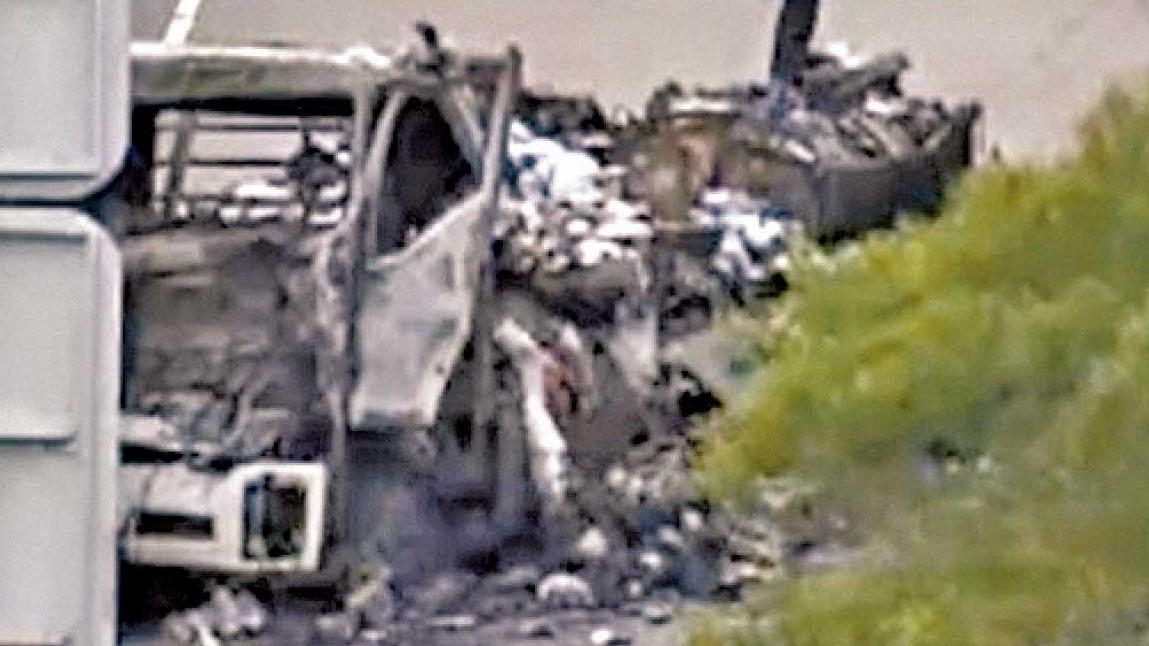 兩貨車北大嶼山公路相撞 尾隨的士撼車尾起火司機斃命