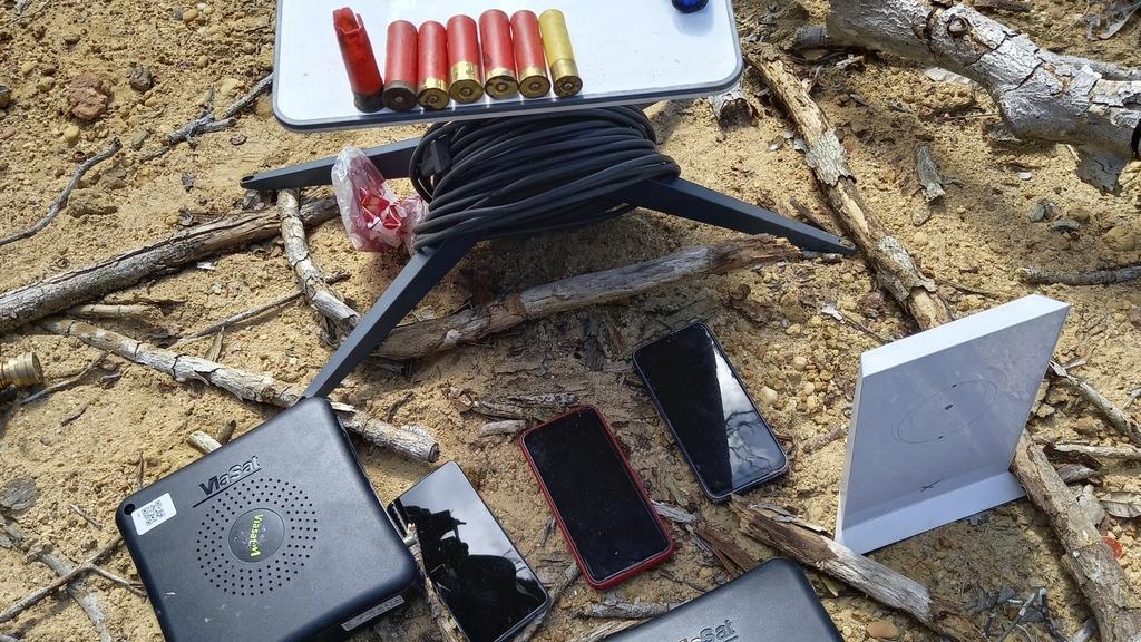 巴西警方在一個非法礦場發現星鏈裝置。(美聯社)