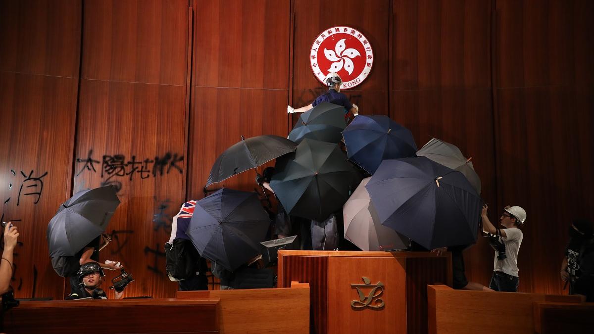 一批示威者2019年7月1日闖入立法會會議廳。(資料圖片／陳奕釗攝)