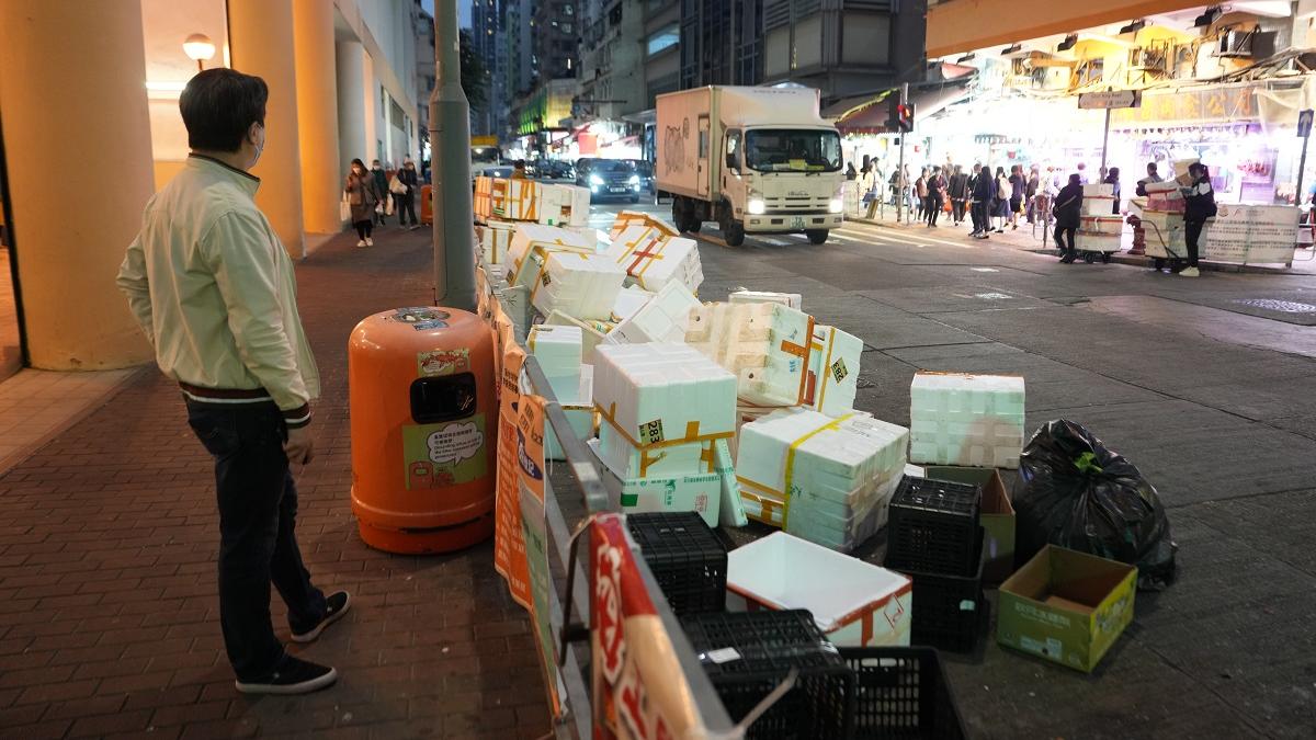 政府計劃增加店舖阻街和非法棄置廢物等罰款金額。(資料圖片／陳奕釗攝)