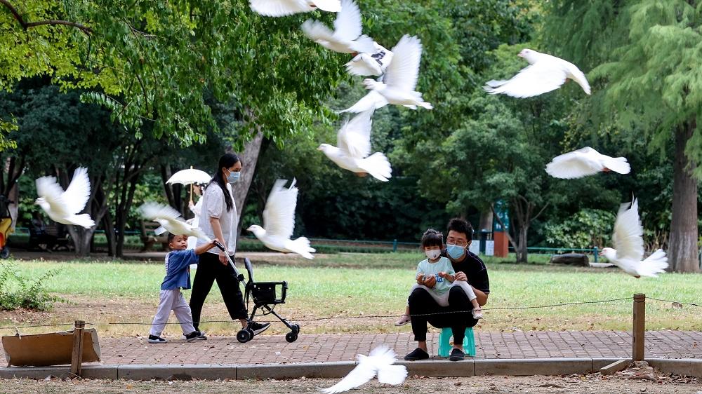 全國兩會｜谷出生率 代表委員倡樹立「適齡婚育」理念 新生兒免學費至大學畢業 