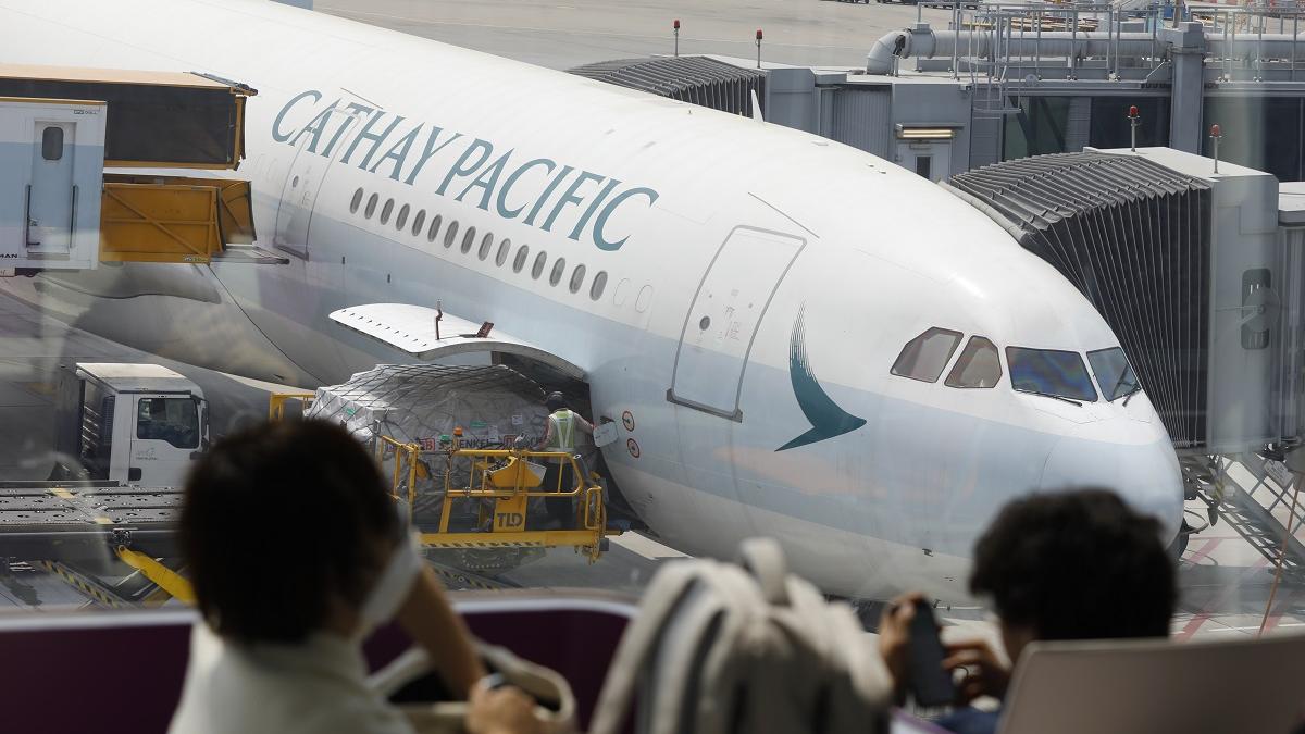 本港向旅客送出的50萬張機票，大部分會透過國泰航空等3間航空公司派發。(資料圖片／林俊源攝)