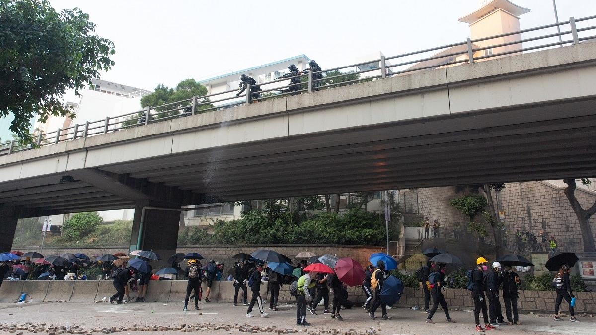 2019年11月18日有一批示威者在油麻地拔萃女書院外，與警方發生衝突。(資料圖片／蘇文傑攝)