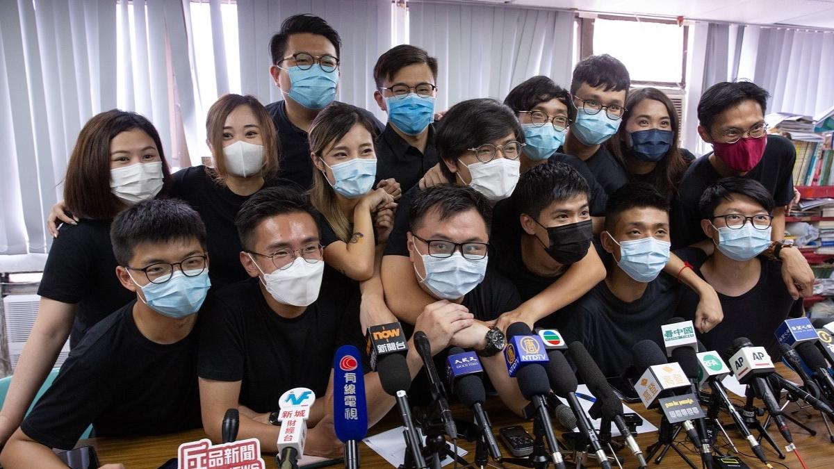 區諾軒供稱，袁嘉蔚(中排左二)有出席2020年7月15日的「抗爭派」記者會，故歸類為「抗爭派」。(資料圖片／蘇文傑攝)