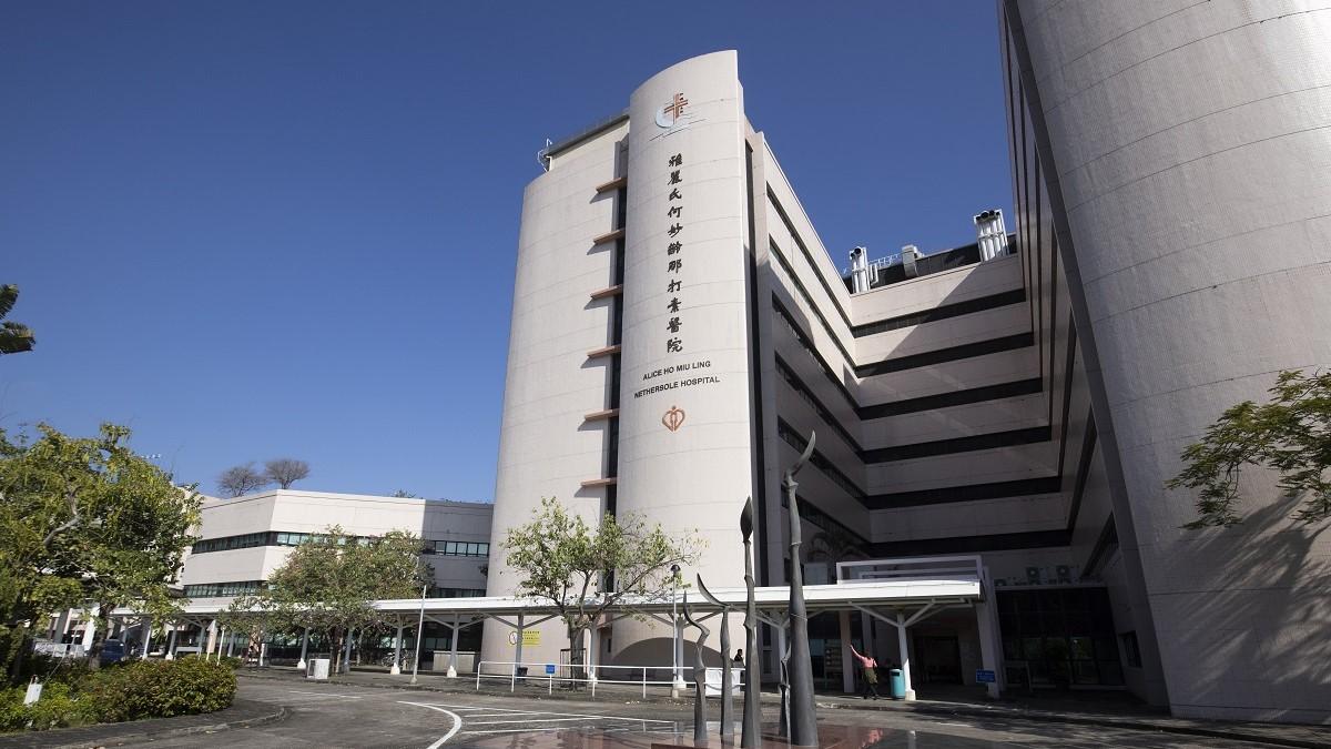 雅麗氏何妙齡那打素醫院有病房床頭燈組件鬆脫。(資料圖片／蘇文傑攝)