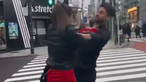 法籍男子在六本木街上襲擊一名女子被捕。(影片截圖)