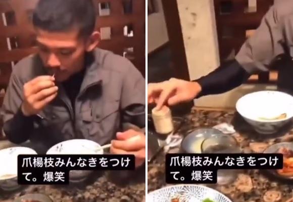 男子「撩」牙後，把牙籤放回筒中，行為噁心。(互聯網)