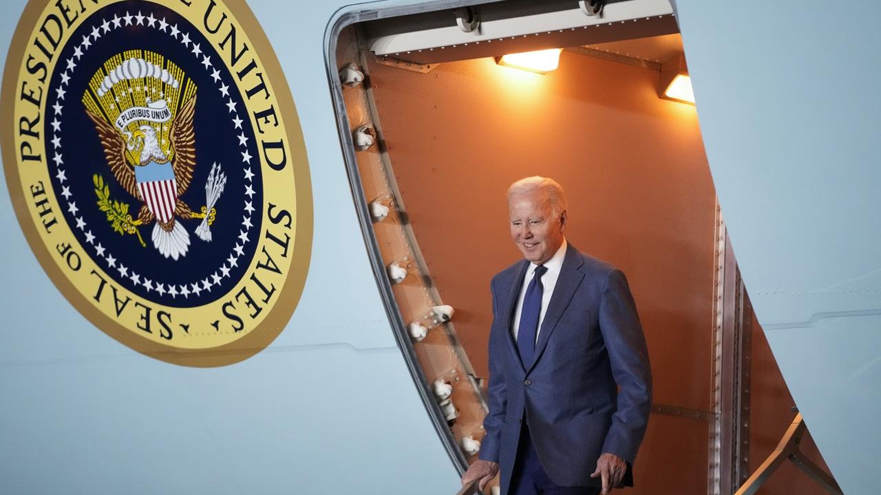 拜登訪問北愛，抵達前北愛發現懷疑土製炸彈。(AP)