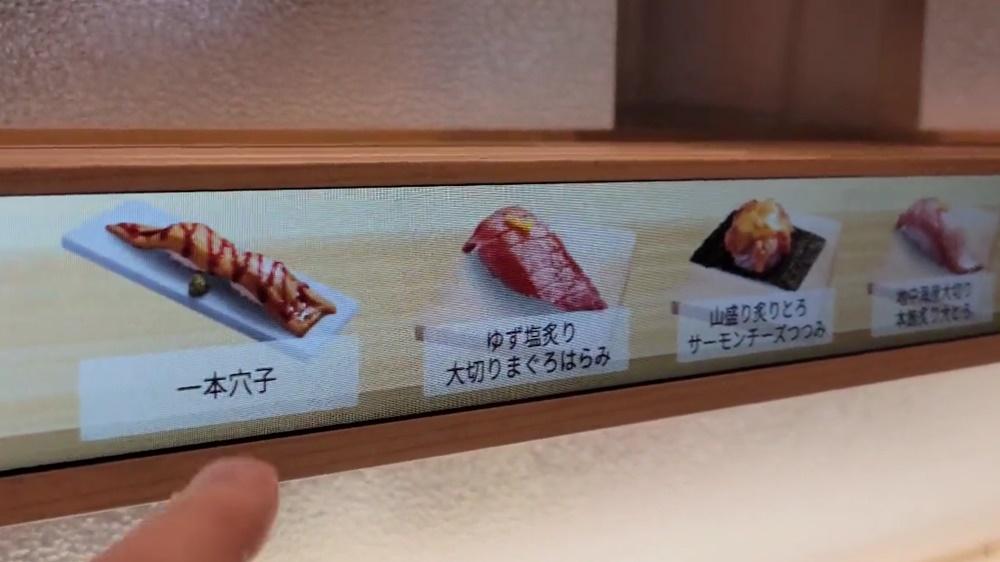 日本「Hama Sushi」迴轉壽司不怕再被惡搞，網民大讚「進化了」。(Twitter)