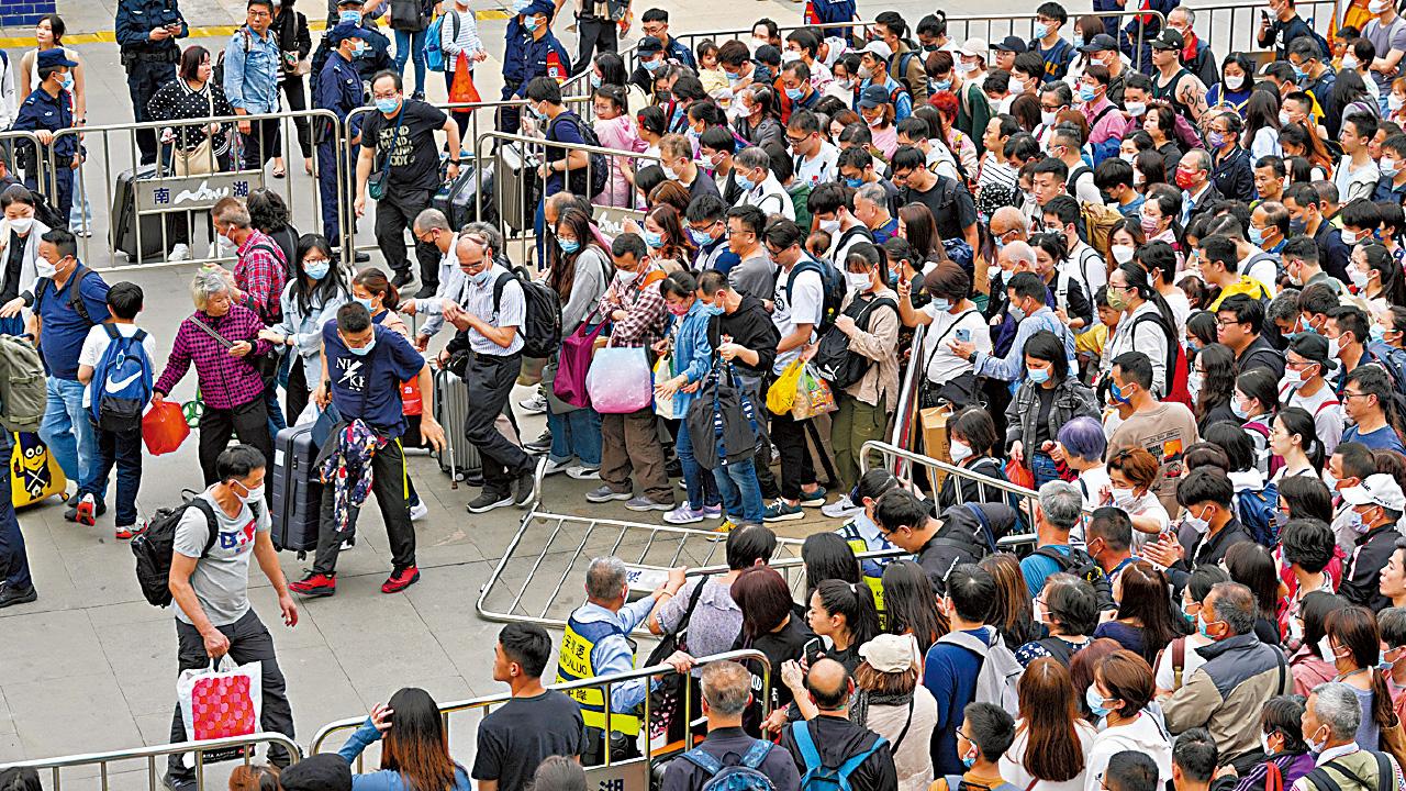 復常首個長假埋單 外遊返港如潮 單日近四十六萬人入境 本地商場讚生意旺 飲食業嘆淡靜