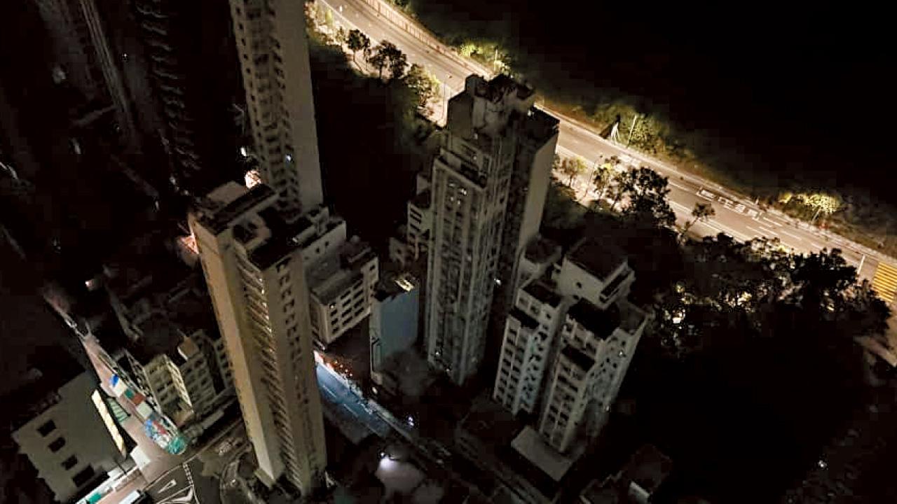 港島半夜大停電 多區困𨋢斷網 逾百組交通燈失靈 港燈致歉 指維修故障