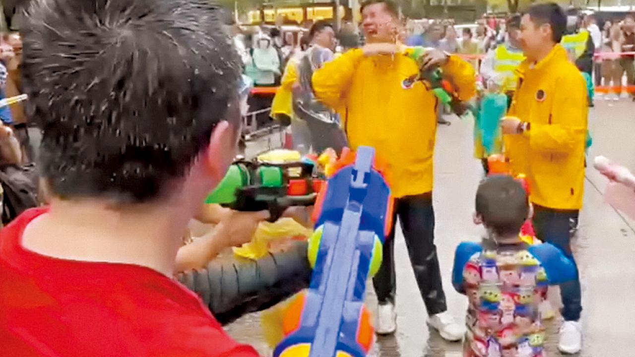 警拘兩人 涉潑水節行為不檢