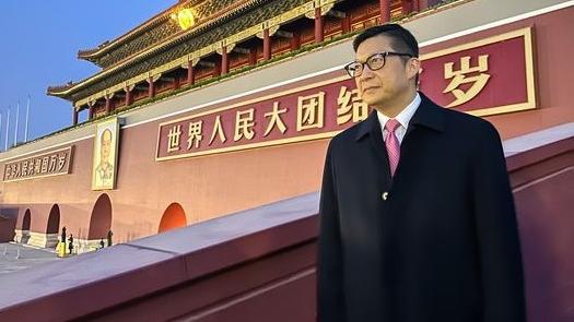 正在訪京的保安局局長鄧炳強今早再在天安門看升旗禮，表示感到身為中國人無盡驕傲。(鄧炳強fb圖)