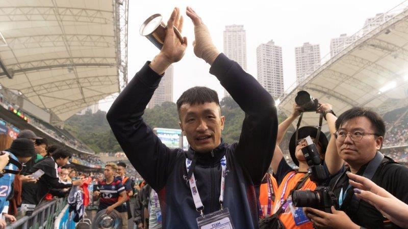 姚錦成賽後隨大軍繞場一周