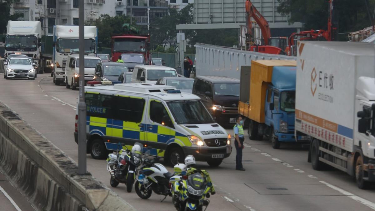 龍翔道的路況經常被駕駛者批評惡劣，亦不時發生交通意外。(資料圖片)