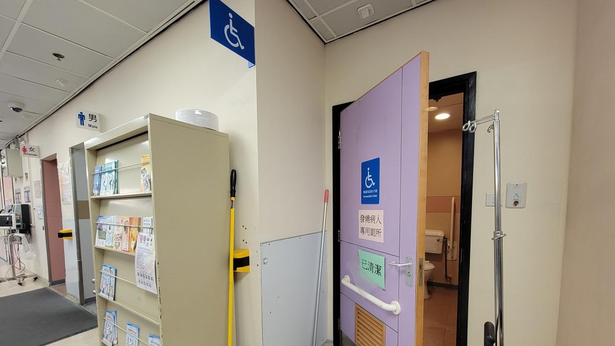 東區醫院有病人被發現在無障礙洗手間內失去知覺，搶救後不治。(鍾式明攝)