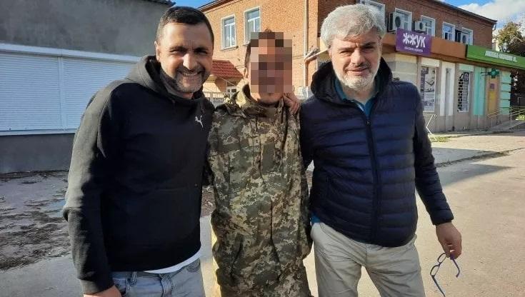 意大利記者Corrado Zunino（右）被俄羅斯狙擊手所傷。(路透社)