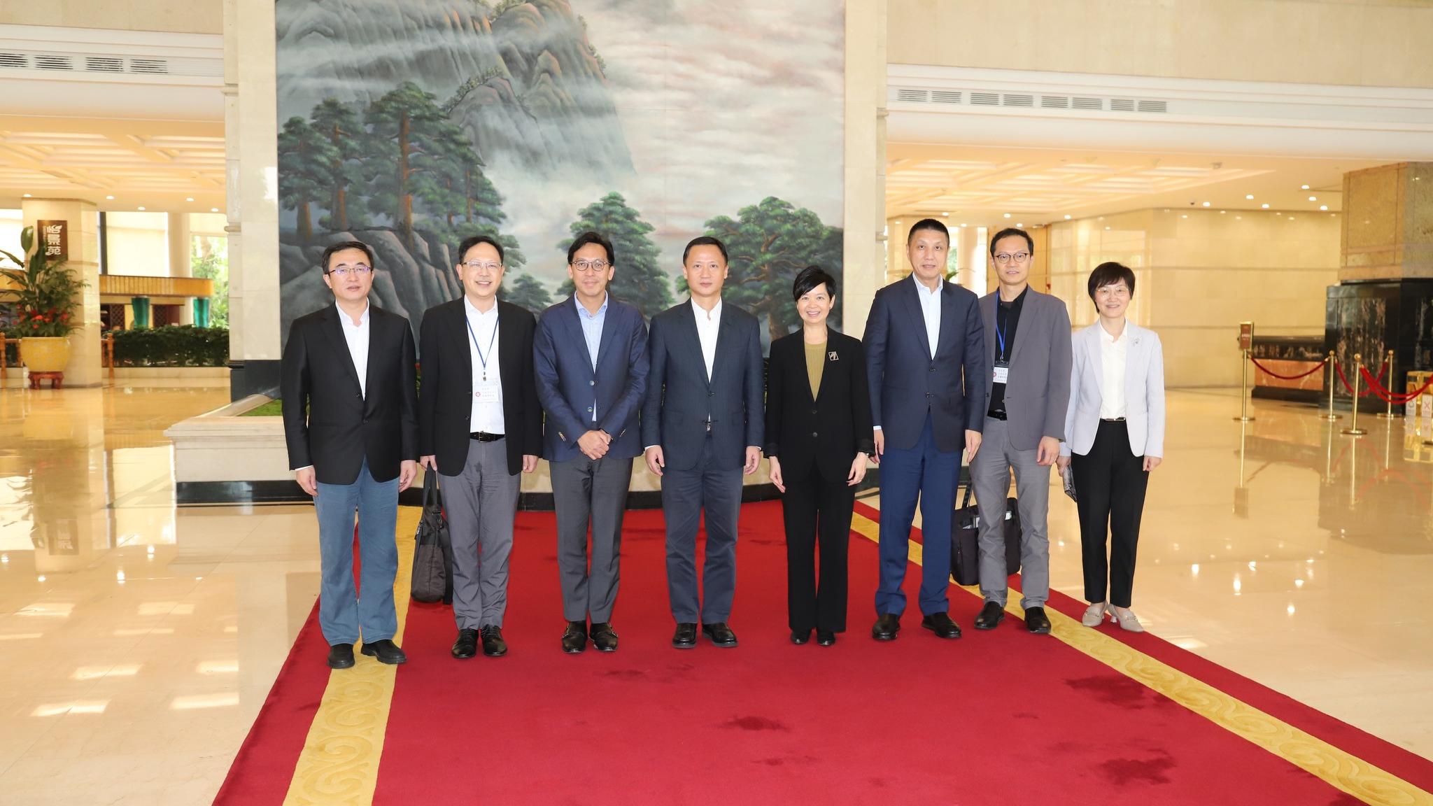 何永賢率房屋局等團訪深圳   參觀新技術和建造方法快速建成項目 (何永賢FB)