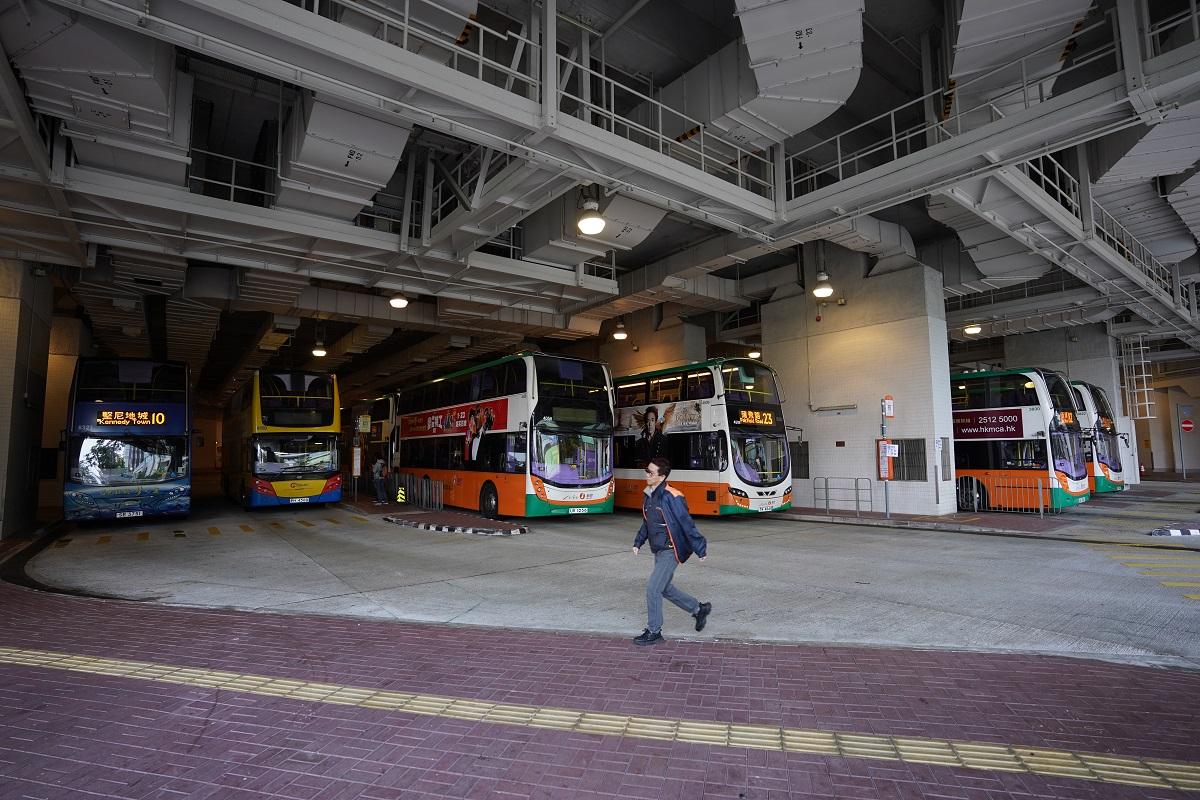 去年有920人在公共運輸設施違例吸煙遭票控。(資料圖片／陳奕釗攝)