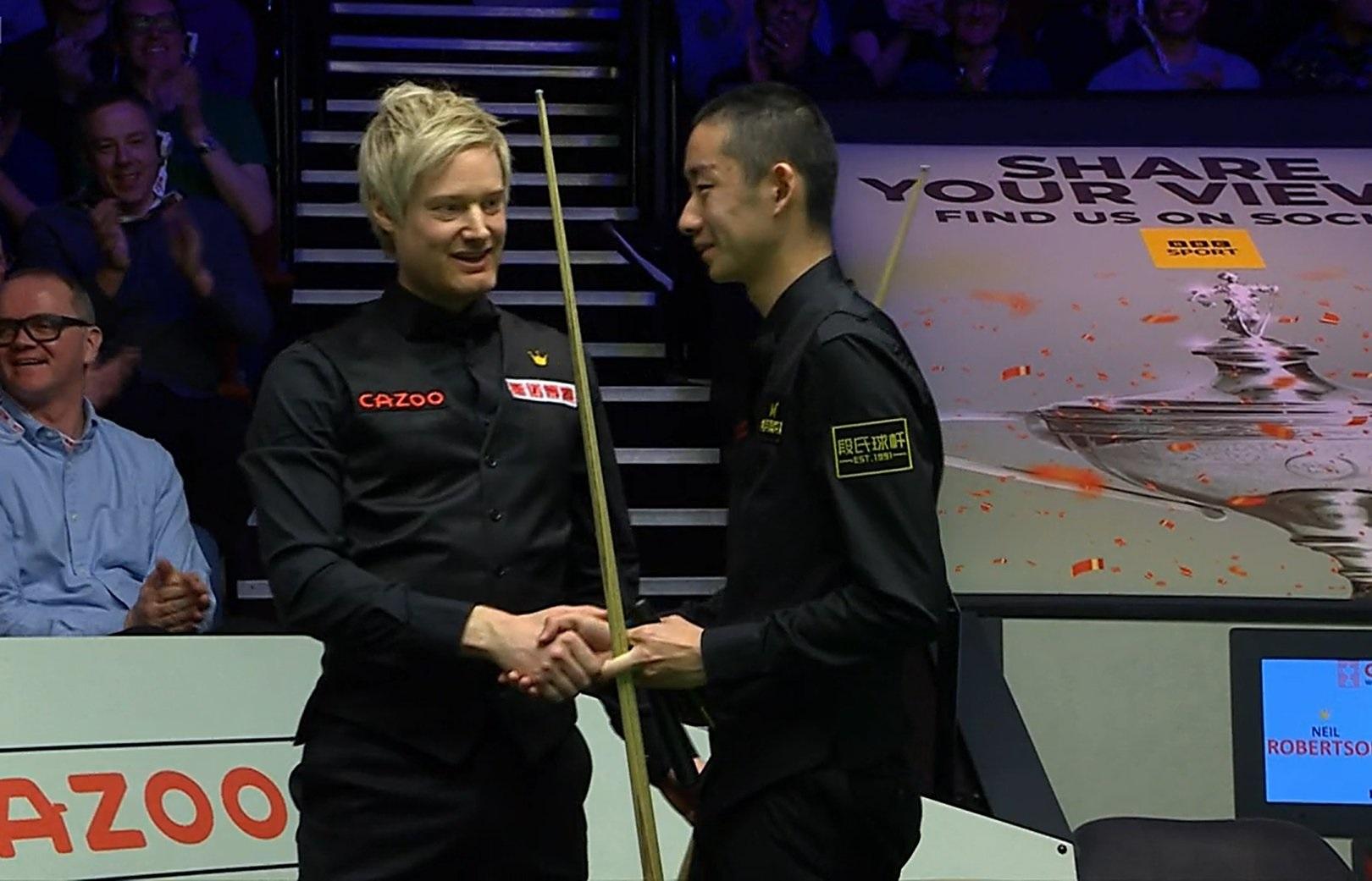 羅拔臣在世錦賽首圈擊敗中國的吳宜澤。(Twitter圖片)