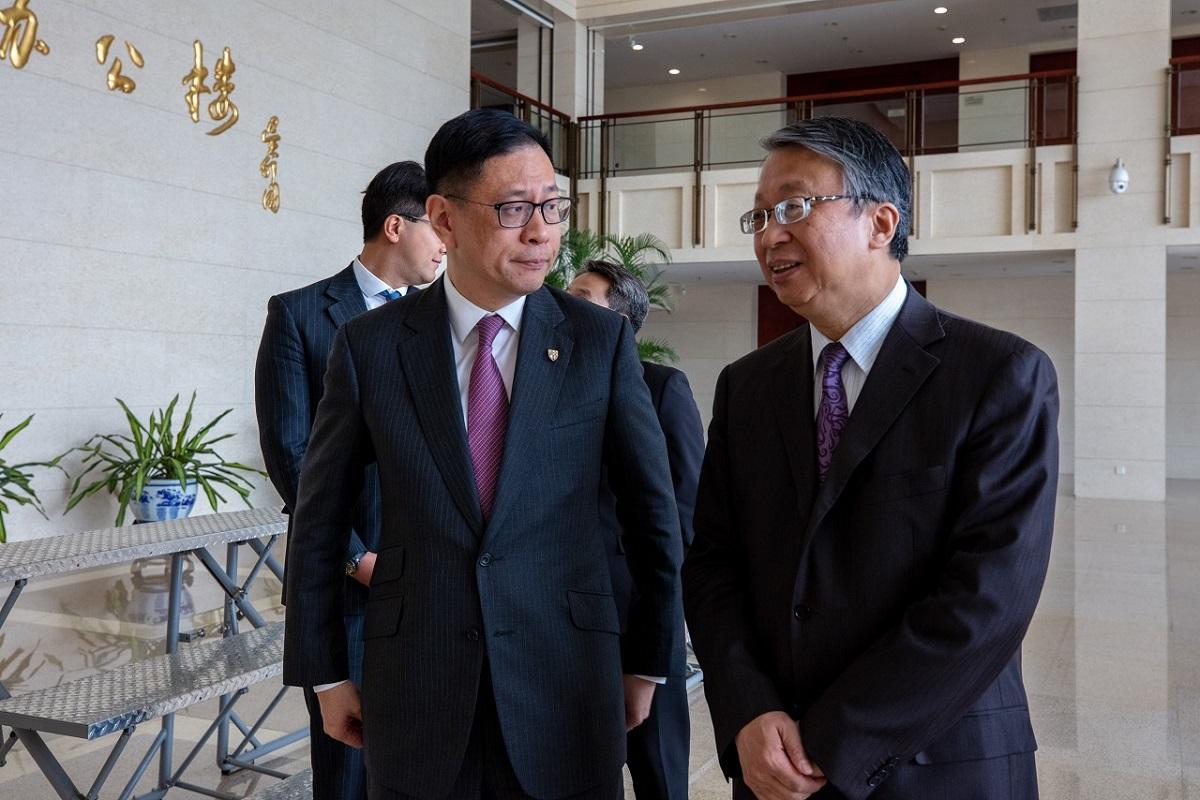 大律師公會訪京團今早與沈春耀(右)會面，杜淦堃(左)會後指雙方坦誠交流。(大律師公會圖片)