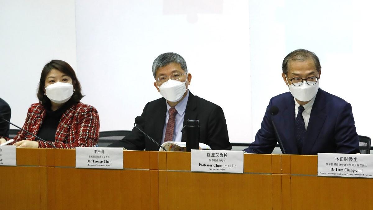 醫衞局局長辦公室共有18人，包括局長盧寵茂(右)和副局長李夏茵(左)。(資料圖片／林俊源攝)