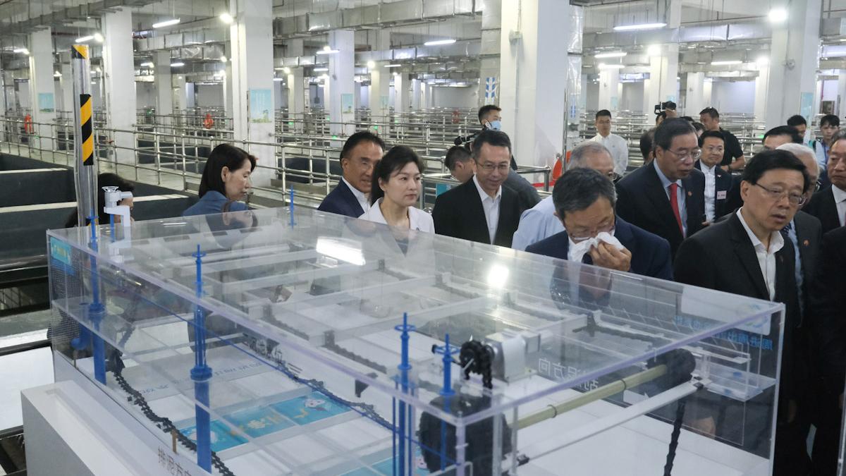 李家超(前排右一)參觀濾水廠沉澱池。(羅庸軒攝)