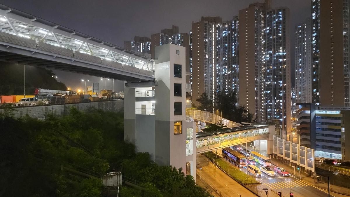 安達臣道行人天橋工程最終超支近10億元。(資料圖片／蘇文傑攝)